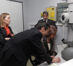 En su recorrido por las diferentes instalaciones del Centro, Doña Sofía también atendió a las explicaciones sobre el Microscopio electrónico